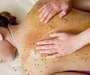 Immagine di strumenti usati nel massaggio Ayurvedico Marma strumenti speciali come gua sha, bastoncino stimolante e pietre calde per stimolare i punti marma