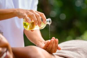 Un massaggio aromatico con oli essenziali può offrire grandi benefici al tuo benessere, come ridurre lo stress e lansia, rilassare i muscoli, alleviare i dolori muscolari e promuovere un sonno più profondo