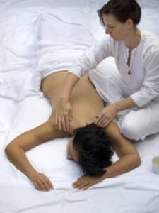 Un massaggio ayurvedico può aiutare a lenire i dolori muscolari, a migliorare la circolazione sanguigna e a rilassare la mente Scopri come i trattamenti ayurvedici possono aiutarti ad alleviare lo stress e a raggiungere uno stato di benessere generale