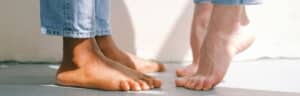 Bioptron funziona scopri come massaggiare i tuoi piedi con una pietra di argilla per beneficiare dei suoi effetti terapeutici