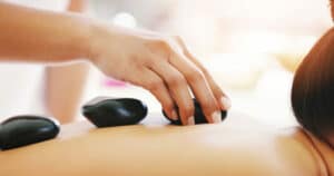 Immagine di massaggio con pietre calde e fredde come terapia di cura