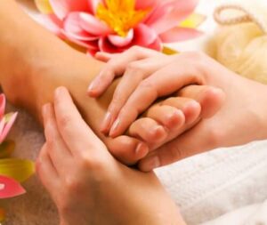 Come massaggiare i piedi una guida al massaggio al tallone