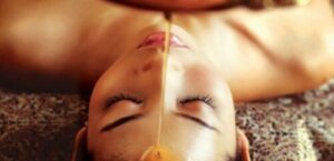 Immagine di persone che partecipano a corsi di aromaterapia per imparare come usare gli oli essenziali per massaggi terapeutici