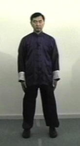 Immagine di una persona che pratica la ginnastica Qi Gong con la descrizione Una persona che esegue alcune tecniche di Qi Gong nellesercizio di ginnastica