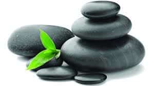 Massaggio caldo con pietre Un trattamento rilassante che utilizza calore per alleviare la tensione muscolare e la circolazione sanguigna