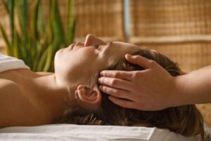 Una immagine che rappresenta i massaggi del secolo XIX, una forma di trattamento alternativo che ha origini nella pratica del reiki, che risale a più di un secolo fa