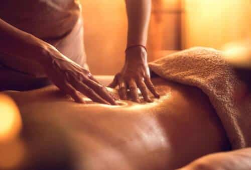 Massaggio Lomi Lomi un trattamento di massaggio profondo che rilascia tensioni profonde, aiuta a migliorare la circolazione e porta profondi effetti calmanti e rilassanti su tutto il corpo