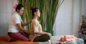 Immagine di una persona che si sottopone a un massaggio ayurvedico, una pratica di benessere indiano antico che mira a riequilibrare mente, corpo e spirito