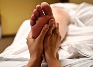 Massaggio ai piedi un trattamento rilassante che coinvolge il massaggio dei piedi con luso di tecniche specifiche