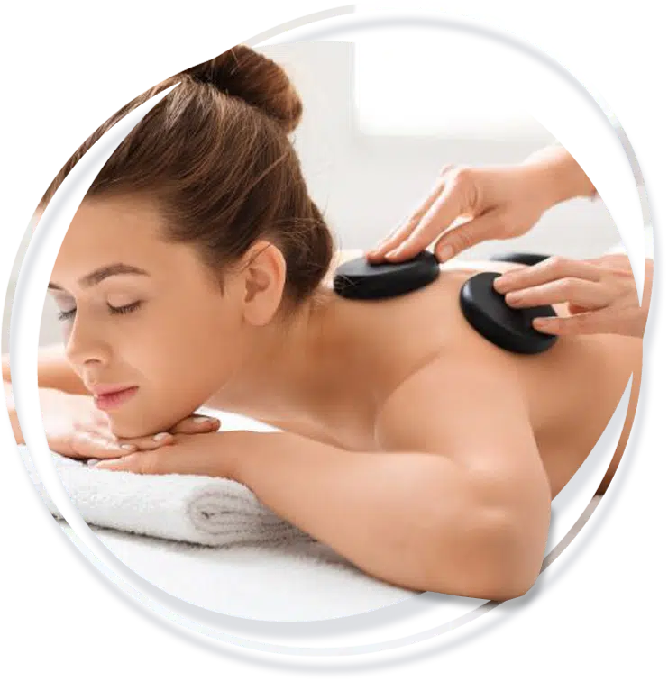 Donna durante un massaggio con hot stone