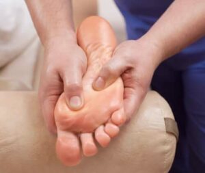 Massaggiatore in legno per i piedi benefici e controindicazioni da considerare prima di usarlo