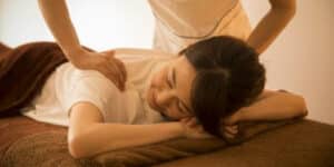 Massaggiatrice giapponese a Milano offrendo massage Anma con benefici per la salute e il benessere