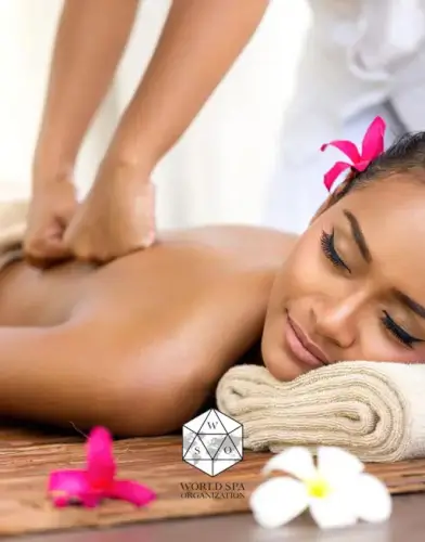 Immagine di un massaggiatore che sta eseguendo la tecnica di massaggio austriaco Lomi Lomi hawaiana