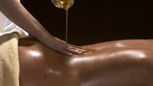 Massaggio ayurvedico completo con olio Jwara per la cura della salute e del benessere