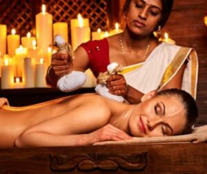 Una persona che riceve un massaggio ayurvedico al corpo, come quello conosciuto come il massaggio indiano di Jwara Scopri se ci sono effetti collaterali associati a questa pratica antica