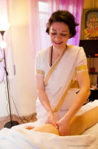 Massaggio indiano di Jwara benefici di un trattamento di massaggio caldo per rilassarsi e riequilibrare il corpo