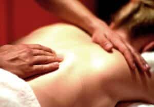 Scopri i benefici di un massaggio californiano e i prezzi di mercato per goderne appieno