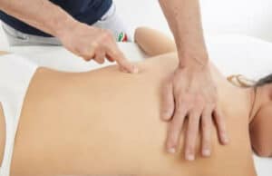 Massaggio connettivale una tecnica di massaggio per rilassare i tessuti connettivi e migliorare la mobilità dellarea trattata