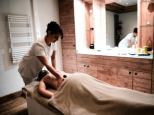 Immagine di una persona che riceve un massaggio connettivale per ridurre la cellulite Scopri come il massaggio connettivale può aiutare a ridurre la cellulite e quali sono le controindicazioni da considerare