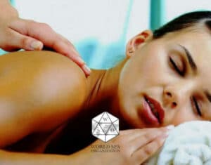 Una persona che riceve un massaggio californiano, un tipo di massaggio cutaneo, con benefici per il sistema immunitario e la circolazione sanguigna