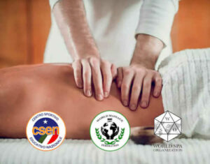 Una persona che riceve un massaggio Cyriax per la preparazione ai tessuti profondi, con laiuto di un tecnico qualificato per lesecuzione di massaggi più profondi e mirati