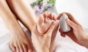 Immagine di una pietra di mare usata per il massaggio decontratturante della coscia come parte di un trattamento di massaggio ai piedi