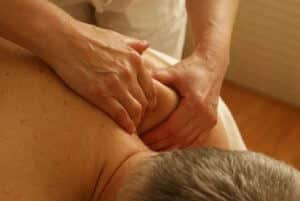 Una fotografia di una persona che riceve un massaggio connettivale allinterno della coscia, come parte di una terapia riabilitativa, illustrando i benefici e le tecniche di un massaggio connettivale