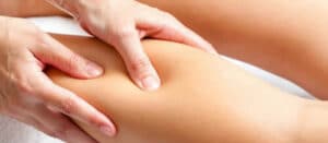 Una donna che riceve un massaggio linfatico con le mani di un terapista, per stimolare il sistema linfatico e aiutare con il drenaggio