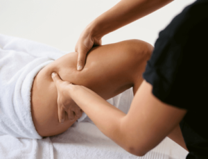 Un medico esperto in massaggio manuale applica tecniche di pressione e manipolazione per aiutare a rompere le aderenze e migliorare la circolazione linfatica per migliorare la salute generale