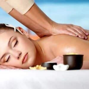 Una foto di una donna che riceve un massaggio nuru, una tecnica di massaggio che deriva dal famoso massaggio californiano, che fa riferimento al rilassamento profondo e allincremento della circolazione sanguigna