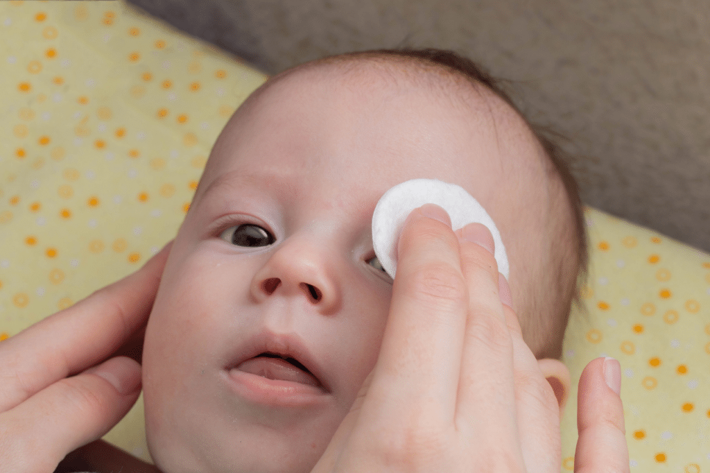 massaggio occhi neonato
