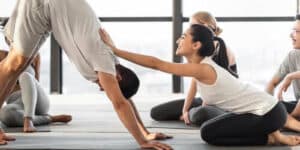Un massaggio Tuina orientale offre molti benefici, come la riduzione delle tensioni muscolari e laumento della flessibilità, proprio come lo yoga
