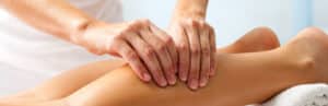 Una donna riceve un massaggio profondo dei tessuti per trattare lepicondilite, una condizione dolorosa dellarticolazione del gomito