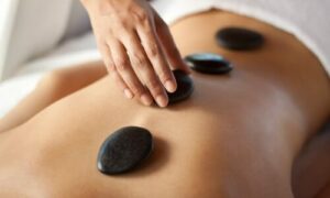 Massaggio plantare a Roma Scopri i benefici del massaggio ai piedi con le pietre laviche per sentirti rilassato e rinvigorito