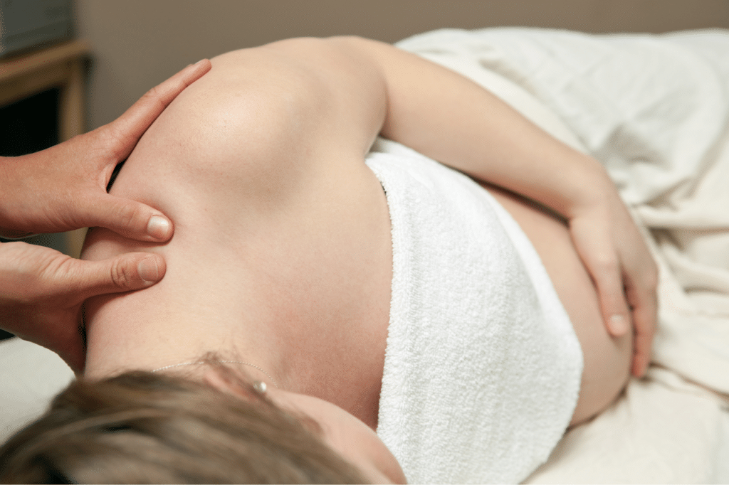 massaggio prenatale schiena