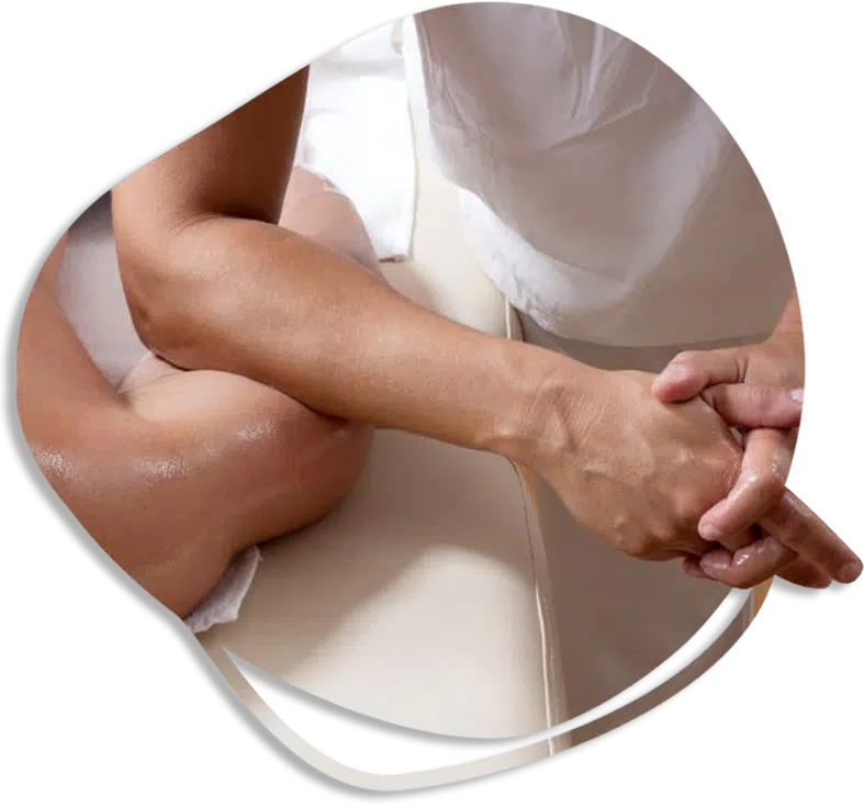 operatore professionista mentre pratica il massaggio shiatsu a una persona