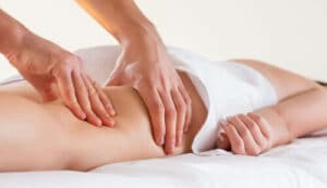 Immagine di una persona che riceve un massaggio riflessogeno, un tipo di massaggio connettivale che viene usato per alleviare dolore e sintomi correlati