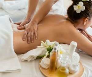 Immagine di un massaggiatore che esegue un massaggio thai a Bari, dimostrando la sua abilità in diverse tecniche di massaggio thai