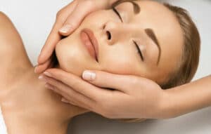 Immagine di un massaggio terapeutico completo che offre benefici per tutto il corpo
