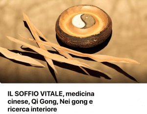 Un massaggiatore esperto di Tuina esegue un massaggio a Milano una tecnica di Qi Gong orientale usata come antica forma di cura