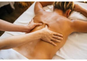 Il metodo Cyriax è una tecnica di massaggio ai tessuti profondi utilizzata per trattare i sintomi causati da una lesione, ad esempio una stiratura o una distorsione Il massaggio ai tessuti profondi può essere un trattamento efficace per alcune persone che soffrono di dolore cronico Chiunque abbia una lesione o soffra di dolore cronico può beneficiare del metodo Cyriax