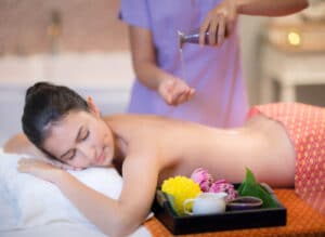 Oli essenziali per massaggi Scopri come i benefici dellaromaterapia possono migliorare la tua esperienza di massaggio