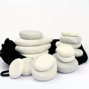 Pietre di mare fredde usate per i trattamenti di massaggio terapeutico