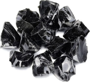 Pietre di obsidiana nere utilizzate come terapia alternativa vediamo come la pietra vulcanica può essere usata per trattare il benessere fisico e mentale