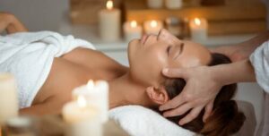 Olio caldo per massaggio ayurvedico, tecnica di massaggio con benefici curativi ed energetici