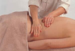 Immagine di una sessione di massaggio tuina anmo, una pratica di massaggio cinese tradizionale utilizzata per alleviare il dolore e altri disturbi