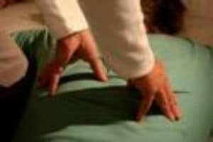 Immagine di un massaggiatore che esegue un massaggio Anma e Shiatsu Massaggiatore che esegue una terapia di massaggio Anma e Shiatsu una comparazione delle differenze tra i due tipi di trattamento